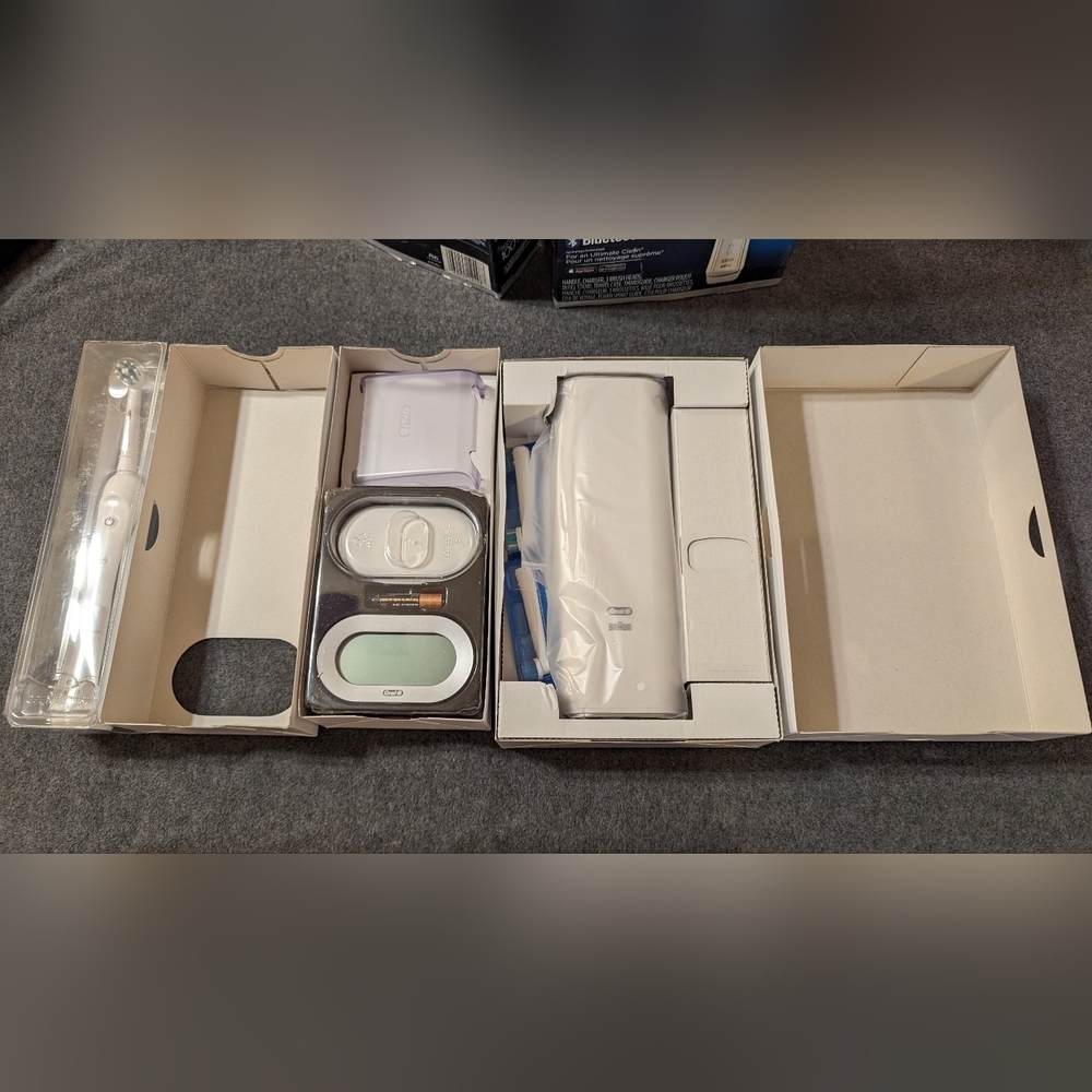Oral-B White 7000 Rechargeable Toothbrush - Picture 2 of 6